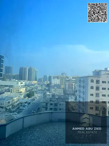 شقة غرفتين وصالة للإيجار في أبراج الفالكون عجمان بمساحة 1553 قدم، غرف ماستر مع خزائن وبلكونة خاصة لكل غرفة والصالة، مطبخ منفصل و3 حمامات، بسعر 38 ألف