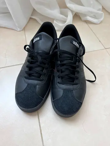 Black Adidas casual sneakers, gently used, size not specified 42,5