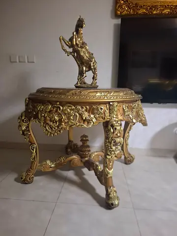 Curved table