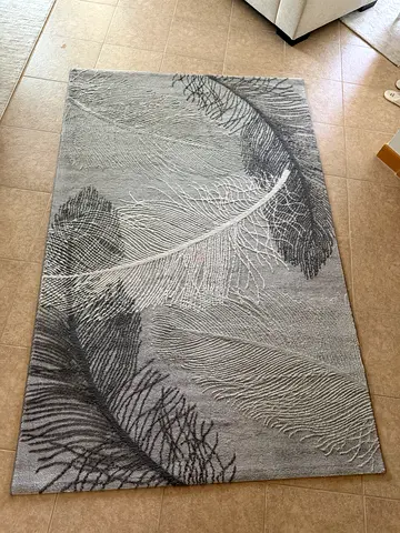 Grey feather pattern area rug - good condition