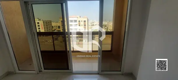 شقة فاخرة أول ساكن غرفتين وصالة (3 حمامات، بلكونة، تكييف مركزي) للإيجار السنوي في بناية جديدة كلياً بمنطقة المويهات 3 - عجمان (بجوار المدارس مباشرة)