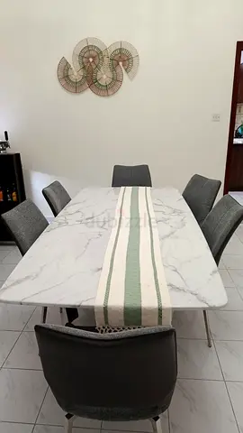 Marble-effect dining table with 6 upholstered chairs - good condition