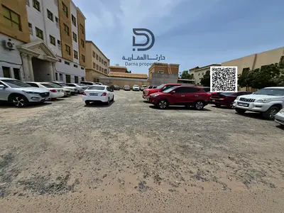 أرض سكنية تجارية للبيع في الروضة 2 عجمان بالقرب من شارع عمار، على شارع وسكة، مساحة 900 متر مربع، تصريح أرضي وأول، بسعر 3,850,000 درهم