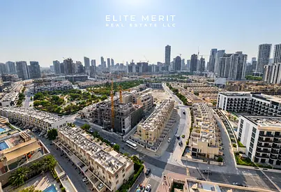 إطلالة بانورامية على المجمع السكني والفلل | طابق مرتفع | تكييف مجاني