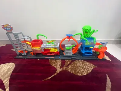 Hot Wheels Car Wash Track Set with Loop