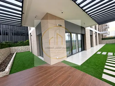 شقة VIP للبيع في جزيرة مريم مقابل بحيرة الممزر، 3 غرف وصالة مع حديقة خاصة كبيرة، غرفة خادمة ماستر، غرفة غسيل، 3 بلكونات على الحديقة، وموقفين للسيارات،