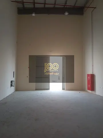 المساحة 1212 قدم مربع  الإيجار السنوي 55000 درهم فقط  الكهرباء 18 كيلوواط  طريقة الدفع على 4 دفعات