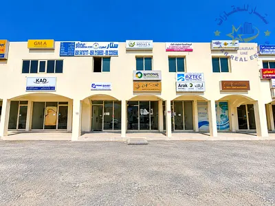 للبيع مبنى تجاري - 4 محل + 6 مكاتب - في قرية الحيل – الفجيرة