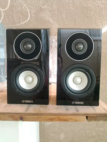Pair of Yamaha bookshelf speakers — good condition