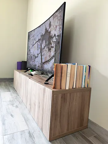 Modern TV Stand / Console, 180x40 cm – Wood-Effect / Light Oak
Description
In excellent conditio