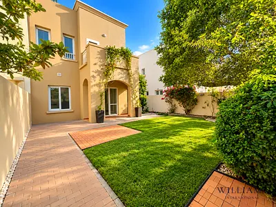 CLOSE TO LAKE AND PARK I RENOVATION OPTION I VOT