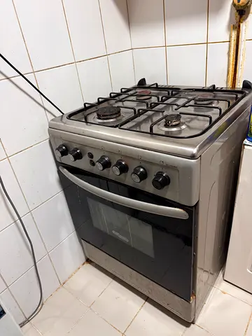 Used freestanding Super General 4-Burner Gas Cooker & Gas Oven – Metallic Silver (60x60 cm)