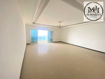 شقة ثلاث غرف وصالة للإيجار السنوي في كورنيش عجمان بمنطقة الرميلة بإطلالة بحرية و3 بلكونات وغرفة خادمة وتكييف مركزي وموقع يسهل منه الوصول إلى دبي