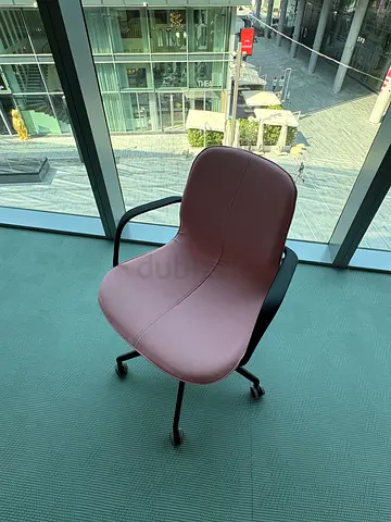 Swivel meeting chair, dusty pink Kvadrat fabric