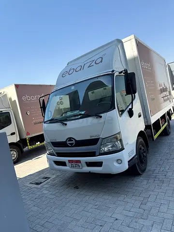 Hino 300 Series (714) 2015 Box / Dry Cargo Truck – Automatic Transmission – Very Clean