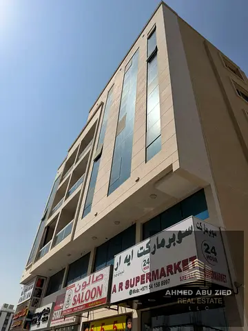 للبيع بالراشدية 2 عجمان، بناية تجارية سكنية زاوية شارعين، دخل سنوي 1.075 مليون درهم، عمر سنتين، السعر 12.5 مليون درهم.