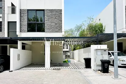 Fully Furnished & Upgraded | 3 bed Middle Corner