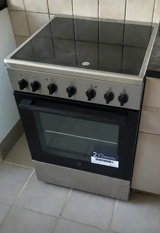 Electrolux freestanding electric cooker with ceramic hob - good condition