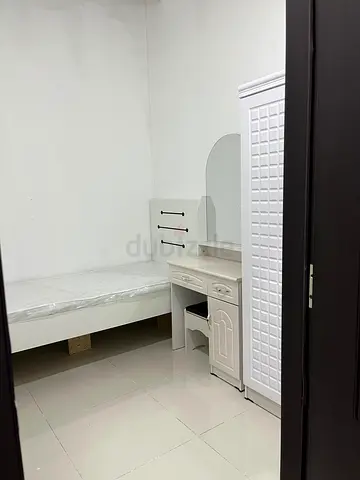 Nice partition room front Metro (text WhatsApp)