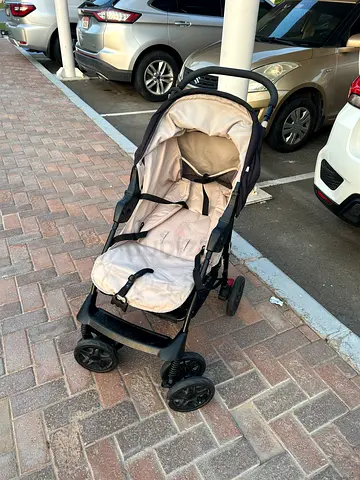 Lightweight beige stroller in good condition, 5-point harness included