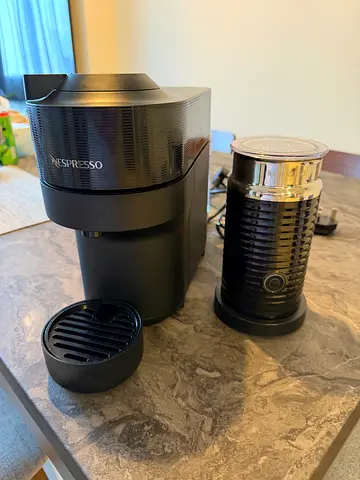 Nespresso Vertuo Pop with FREE Aeroccino 3 Frother and Descaling Solution – 1 yr Warranty remaining
