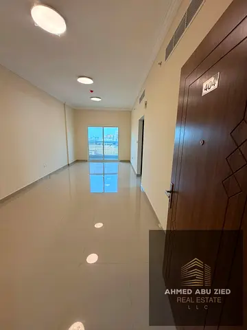 شقة جديدة غرفة وصالة للإيجار السنوي في الجرف 3 عجمان، حمامان وبلكونة بإطلالة مفتوحة وخزائن بالحائط، بسعر 33 ألف درهم سنوياً مع إمكانية الدفع على 4 أو