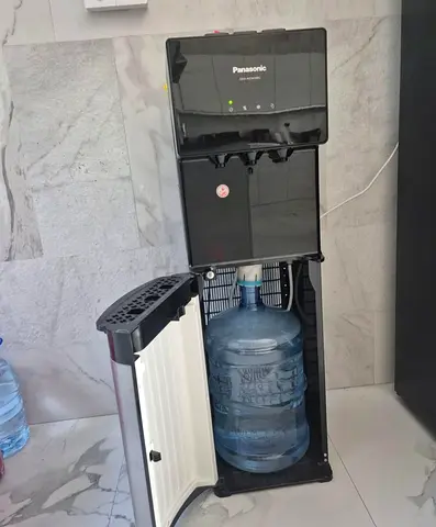 Bottom load water dispenser