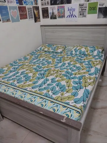 Queen size bed from home box 700 aed