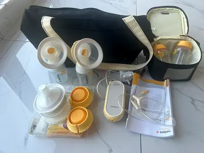 Medela Double Electric Breast Pump with Accessories , bra and Cooler Bag and nursing bag