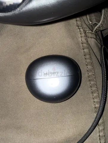 Huawei wireless earbuds with charging case - good working condition