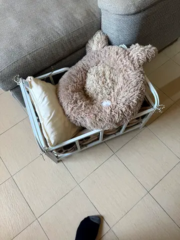 Round fluffy pet bed with metal frame (used)