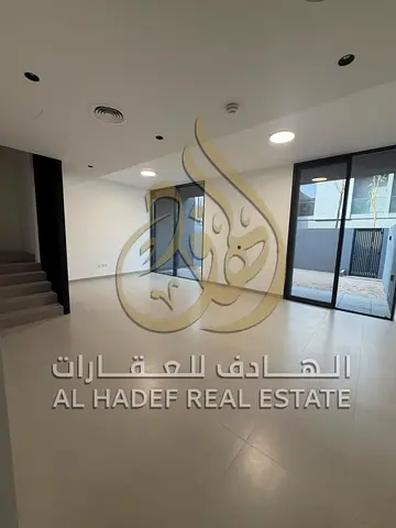 فيلا فاخرة للإيجار في مسار الشارقة | 4 غرف نوم | غرفة خادمة وغسيل | حديقة خارجية | 4 دفعات