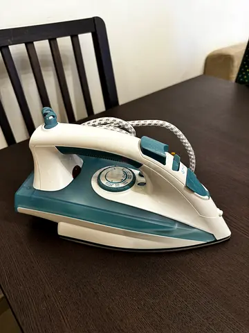 Used Steam Iron Black+Decker 1750W in Good Working Condition