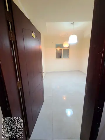 شقة غرفة وصالة للإيجار الشهري على كورنيش عجمان، بدون فرش،    مع إطلالة على البحر. تضم غرفة وصالة، ومطبخاً مغلقاً، وحماماً واحداً،    كما يتوفر فيها تك