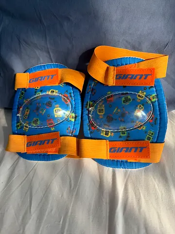 Children's blue knee pads with adjustable straps - Good condition