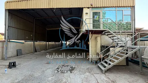 يتوفر مستودع مع حوطة للإيجار في الصناعية 17 بالشارقة، بمساحة إجمالية تبلغ 10,000 قدم مربع. يشغل المستودع المغطى الجزء الأكبر من مساحة العقار، مما يوفر