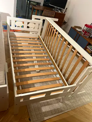 White wooden baby crib with mattress in very good condition 70x160cm