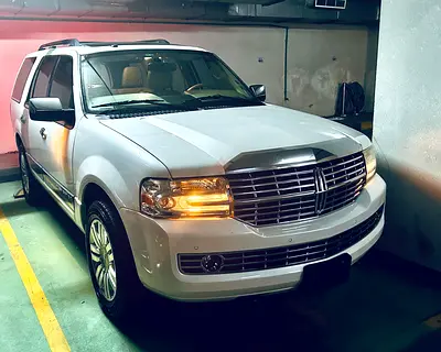 2014 Navigator presidential super low kms-full options-GCC-no accident-looks and drives Excellent!