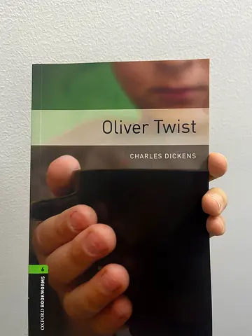 Oliver Twist by Charles Dickens - Paperback