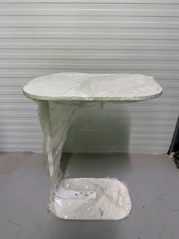 White round pedestal side table — like new condition