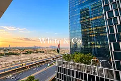 FURNISHED | UPGRADED UNIT | MIDDLE FLOOR