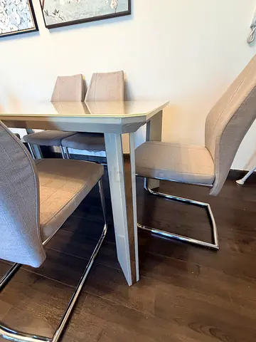 Dining table and chairs (6)