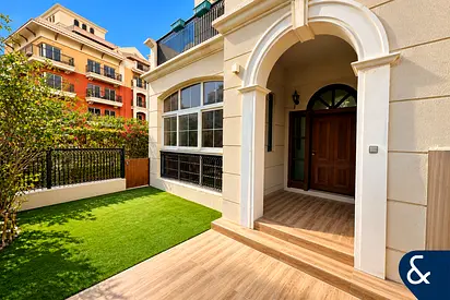HUGE CORNER PLOT | 4 BEDS AND MAIDS | VOT