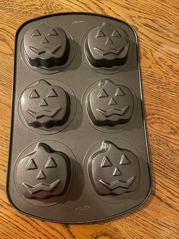 Wilton  Halloween Pumpkin Muffin Pan/Cupcake Tray