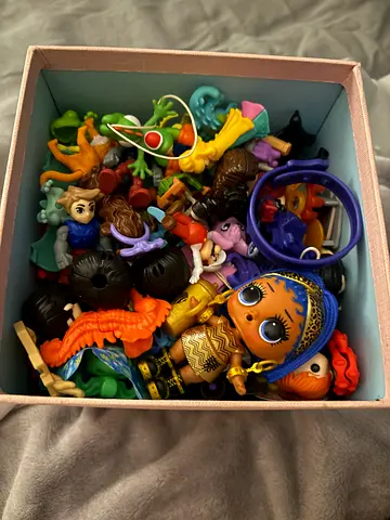 Mixed lot of small dolls, figurines and accessories (approx. 30+ pieces)