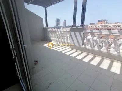 2BHK غير مفروش | الخريف 1 بلوك B | شرفة وإطلالة على المدينة