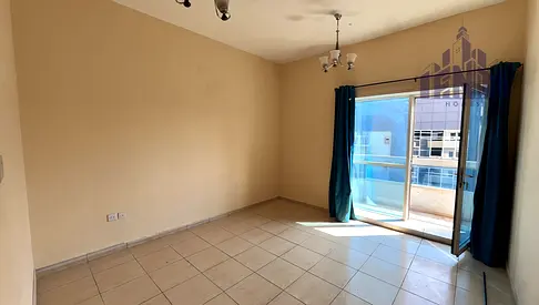 Spacious 1 Bedroom | Closed Kitchen