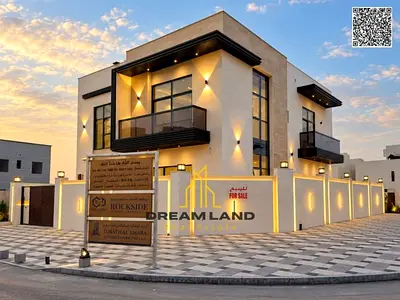Corner villa facing two streets, consisting of two floors and a large roof terrace. Available for f