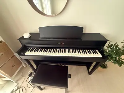 Yamaha digital piano with bench - excellent working condition