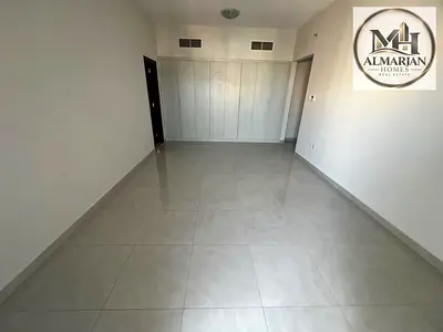 شقة ثلاث غرف وصالة للإيجار السنوي على كورنيش عجمان بمساحات واسعة وصالة منفصلة وغرف ماستر وبلكونة وخزائن بالحائط وباركن مجاني